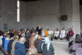 13.9.24 Sufi-Gedenkfeier, Björn Mensing bei seiner Begrüßung, Foto: Halim Bruno Knobel