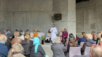 13.9.24 Sufi-Gedenkfeier, Pir Zia Inayat Khan bei der Gedenkansprache für seine Tante, Foto: Matthias Krückl