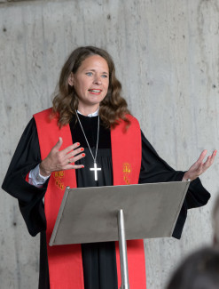 14.7.24 Claudia Häfner bei ihrer Ansprache in Dachau, Foto Christian Topp