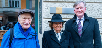 Ernst Grube, Charlotte Knobloch und Björn Mensing vorm Erinnerungszeichen, Foto Kulturreferat der Landeshauptstadt München