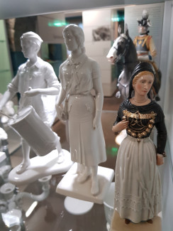 Figuren aus der SS-Porzellanmanufaktur Allach