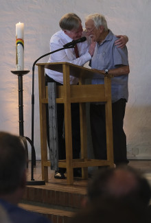 Björn Mensing dankt Ernst Grube für seine Abschiedsworte, 12.7.2026, Foto Birte Mensing