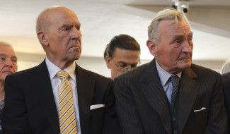 Die KZ-Dachau-Überlebenden Achim Baron von Kutzschenbach und Max Herzog in Bayern bei der Verabschiedung von B. Mensing, 12.7