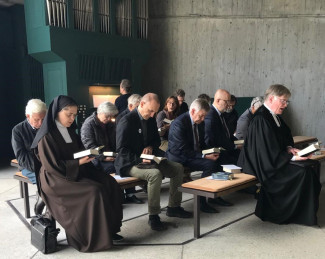 Gemeinsamer Choral bei der Gedenkandacht für das erste KZ-Dachau-Mordopfer aus Polen