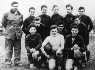 Heinz Kerz mit seiner Fußballmannschaft ca.1950er Jahre