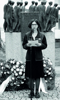 Ioanna Taigacheva bei der Gedenkfeier am Todesmarschmahnmal in Dachau am 1. Mai 2022