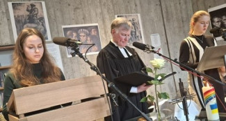 Khrystyna Maksymliuk, Björn Mensing und Marlene Anwender beim Fürbittengebet für die Ukraine, Versöhnungskirche Dachau, 22.2.26