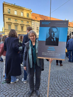 Tatjana Trögel mit der Erinnerungstafel für Franz Stenzer auf dem Odeonsplatz