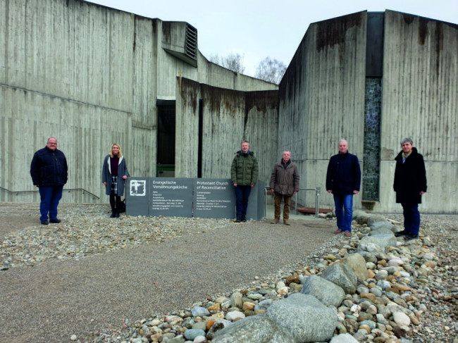 Die Anwesenden bei dem Fototermin (von links): Frank Schleicher (Diakon der Versöhnungskirche), Annika Baumbach (LAG-Managerin Dachau AGIL e. V.), Albert Knoll (Leiter der Stabsstelle der KZ-Gedenkstätte Dachau), Klaus Schultz (ehemaliger Diakon und Projektbegleiter), Marcel Fath (Bürgermeister und 1. Vorsitzender von Dachau AGIL e. V.) und Agnes Stiglmaier (LEADER-Koordinatorin)